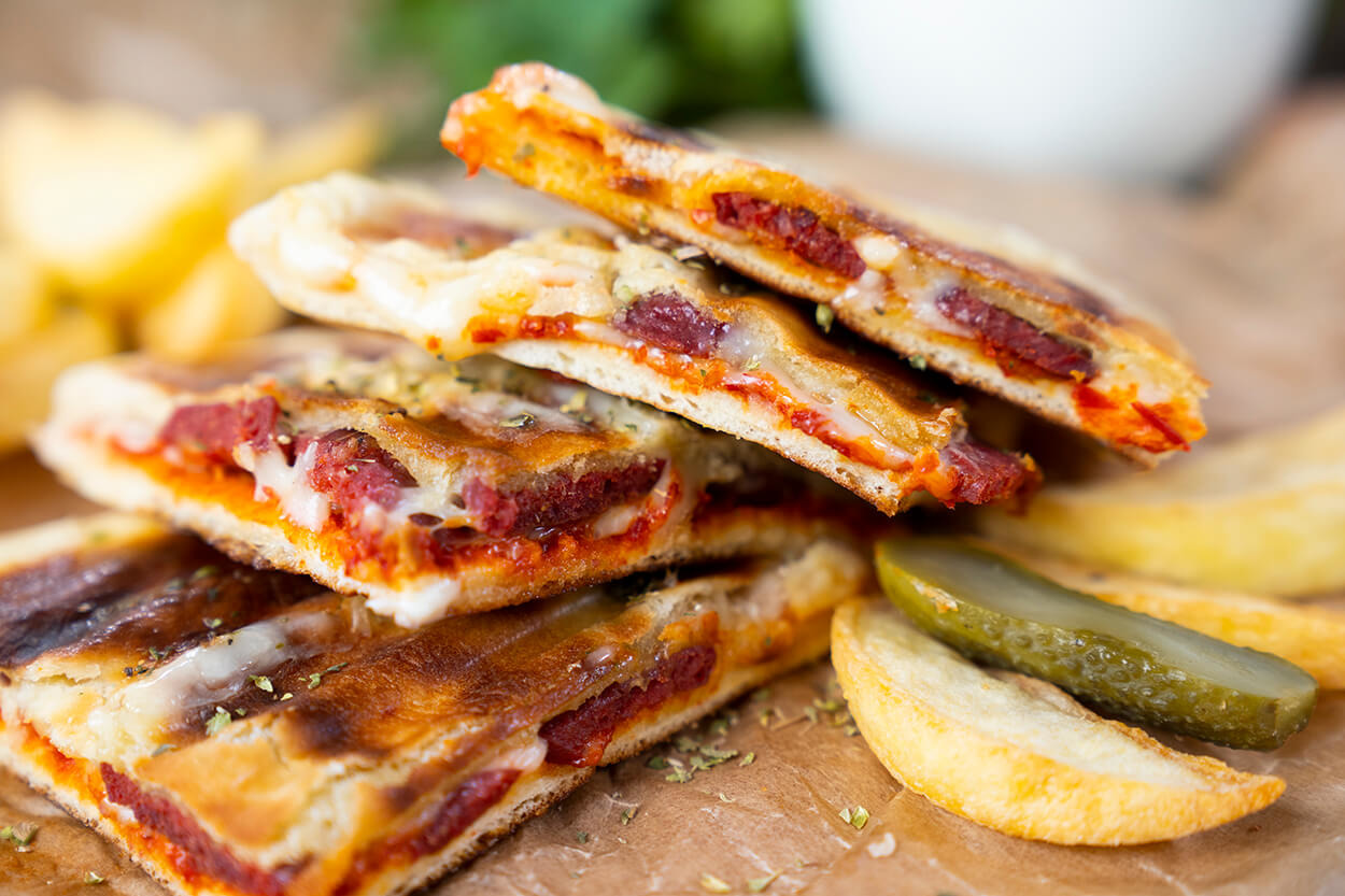 Salçasından Gelir Lezzeti: Bazlama Tost