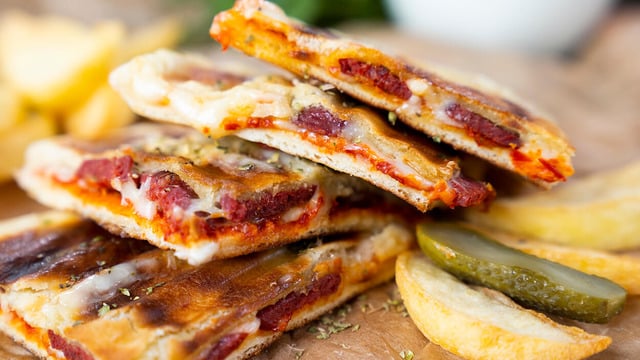 Salçasından Gelir Lezzeti: Bazlama Tost