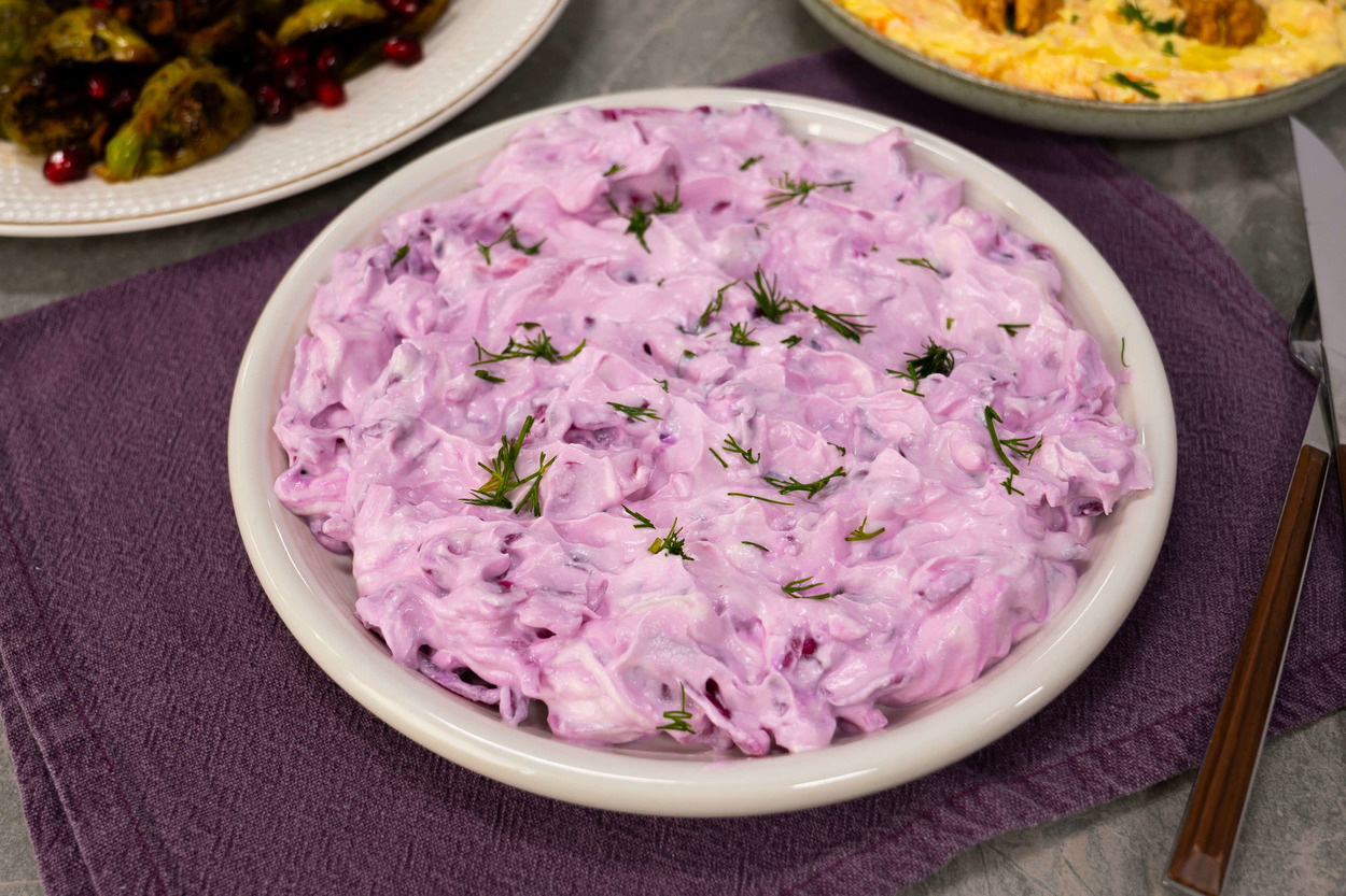 Kızarmış Ekmeği Hazırla: Yoğurtlu Lahana Salatası