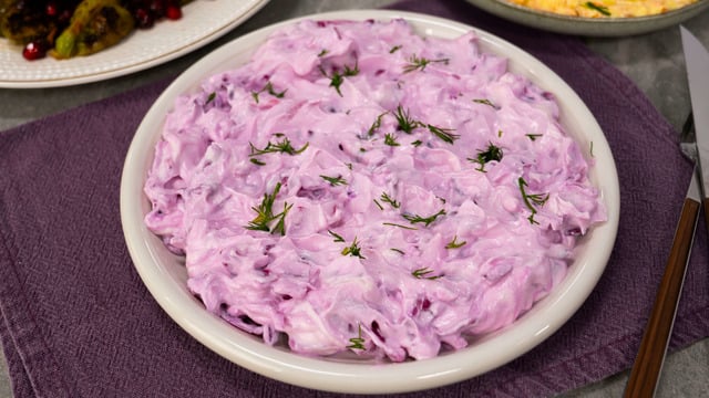Kızarmış Ekmeği Hazırla: Yoğurtlu Lahana Salatası