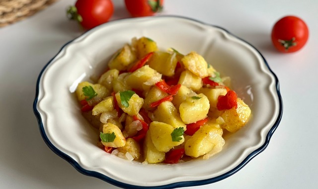 Kendi Suyunda Pişer: Patates Buğulama