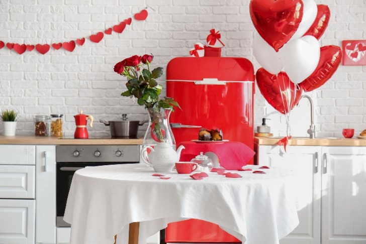 Sevgiliye romantik yemek masası hazırlama