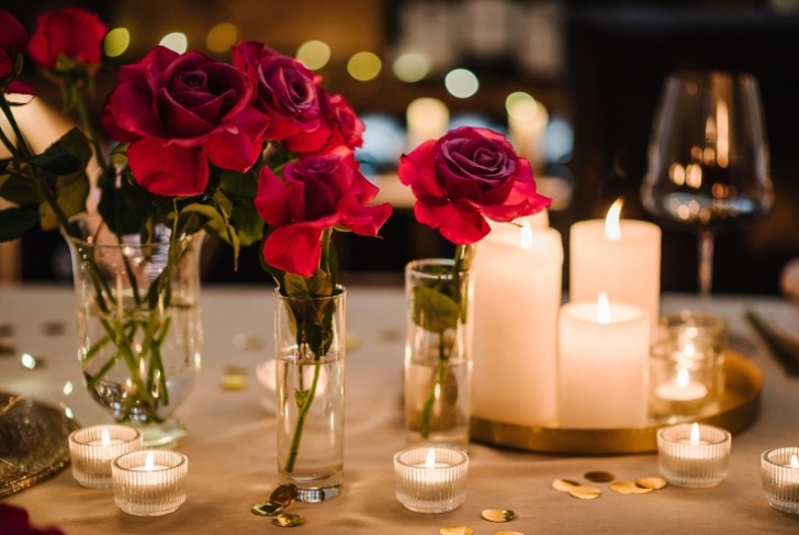 Sevgiliye romantik yemek masası hazırlama