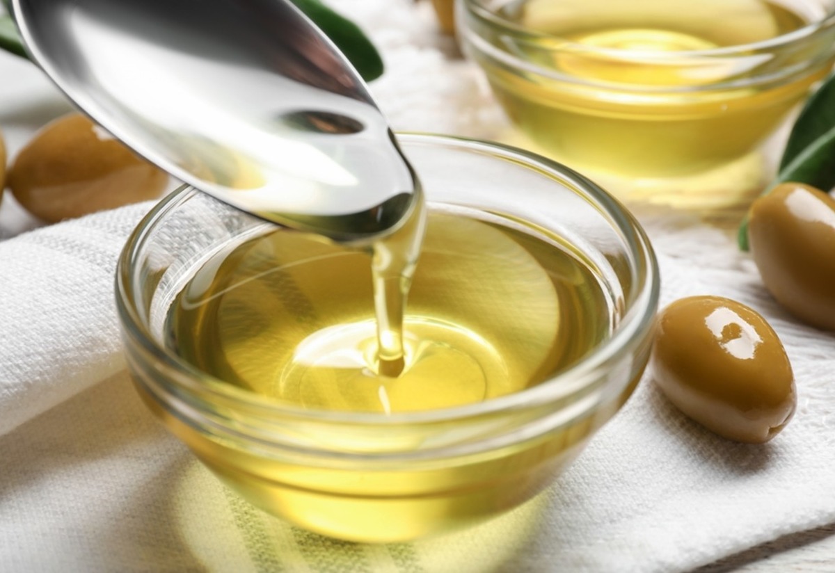 Zeytinyağı Kaç Kalori? 1 Kaşık Zeytinyağının Kalori ve Besin Değerleri Tarifi