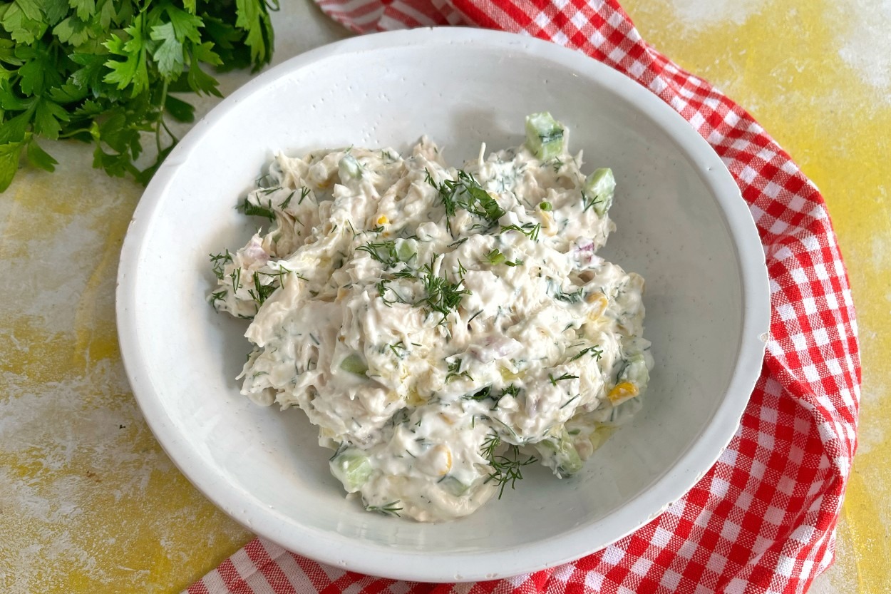Hafifliğiyle Sofraların Yıldızı: Yoğurtlu Tavuk Salata