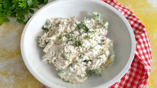 Hafifliğiyle Sofraların Yıldızı: Yoğurtlu Tavuk Salata