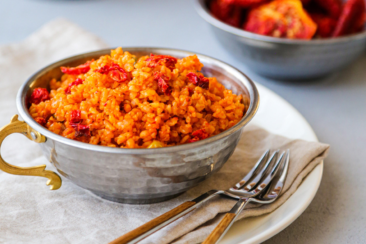 Sofralara En Çok Yakışan: Kuru Domatesli Bulgur Pilavı