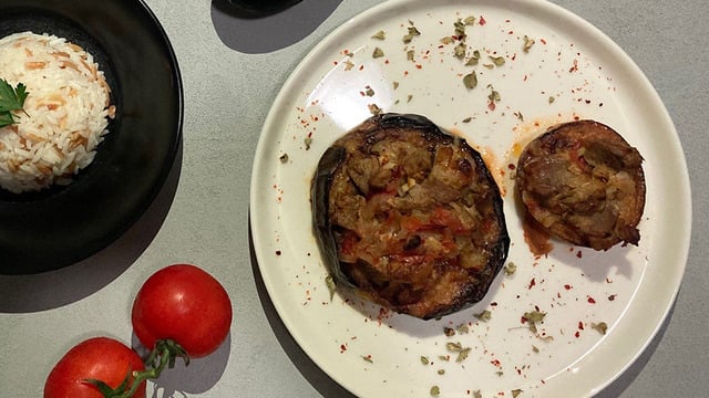 Yanına Enfes Pilavla: Kuşbaşı Etli Patlıcan Dilimleri