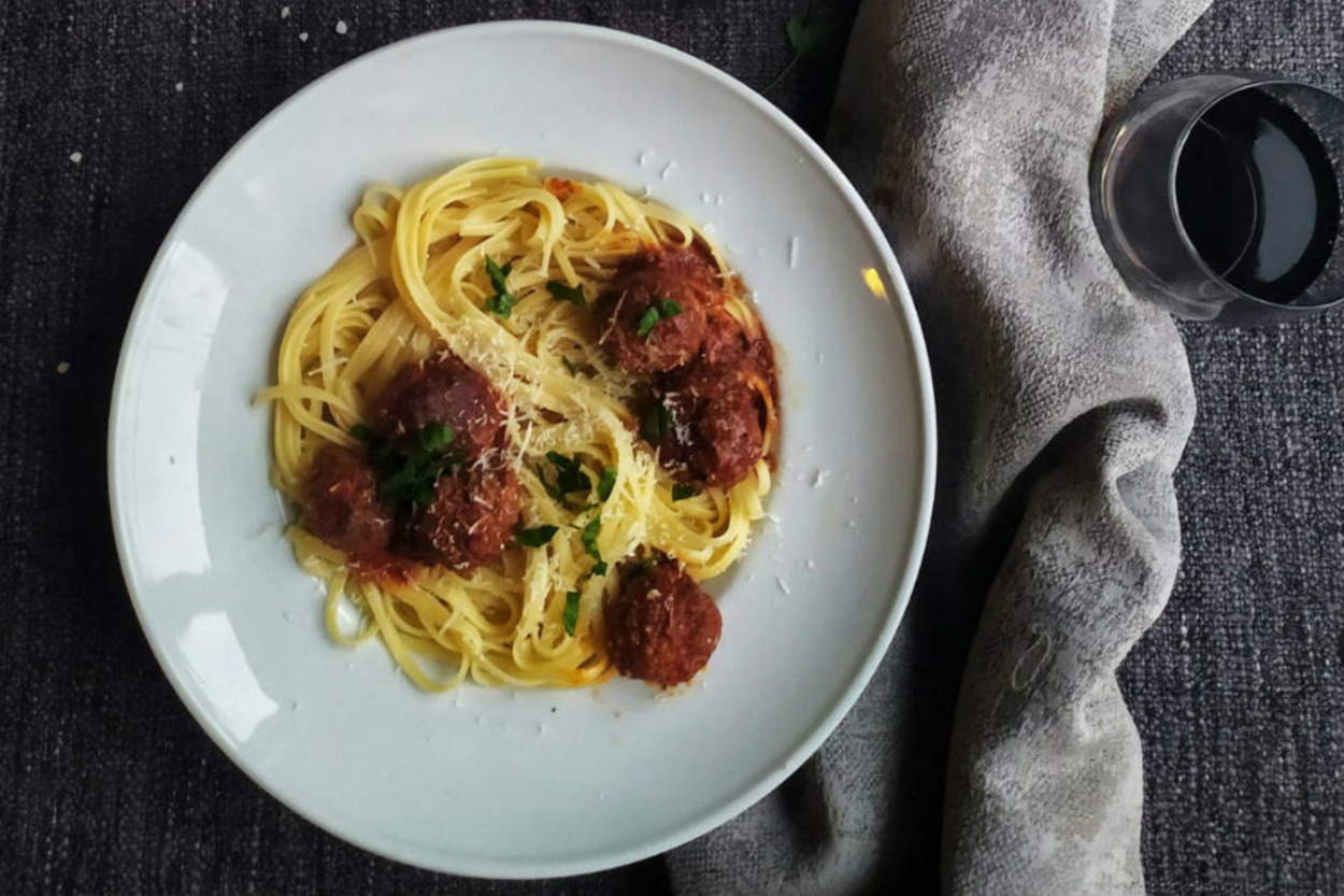 Spagetti Üzerine: Domates Soslu Misket Köfte
