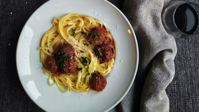 Spagetti Üzerine: Domates Soslu Misket Köfte
