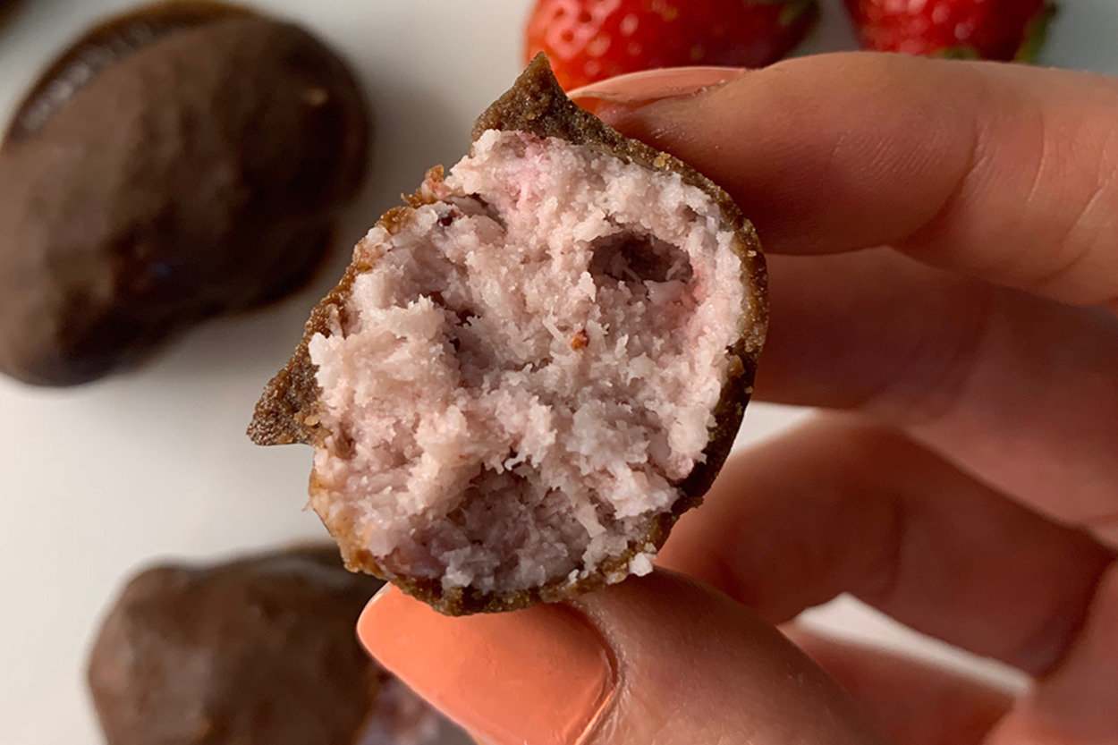 Çilekli Tadıyla: Glutensiz Fit Hindistan Cevizi Topları