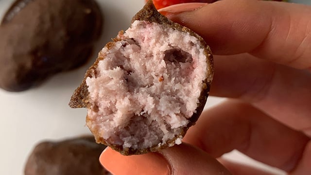 Çilekli Tadıyla: Glutensiz Fit Hindistan Cevizi Topları