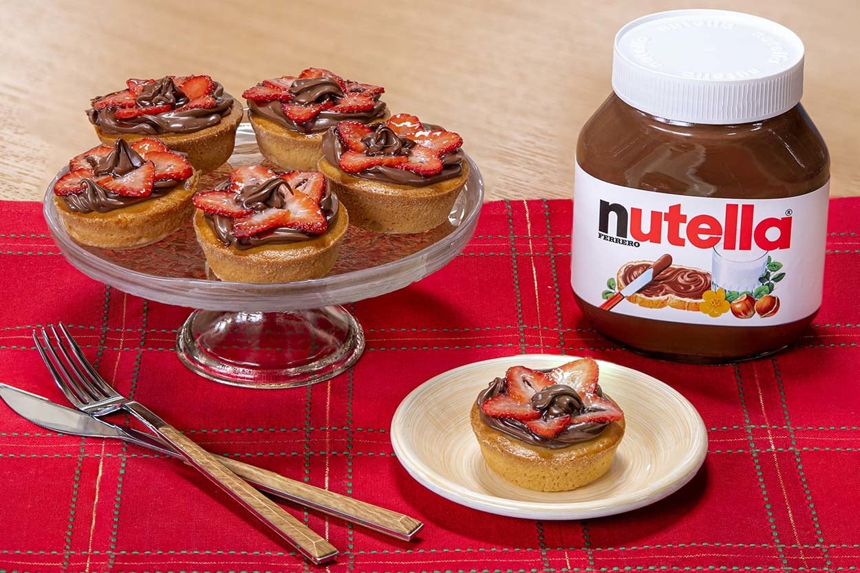 Şık Sunumuyla: Nutella'lı ve Çilekli Mini Tartlar