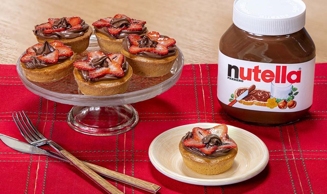 Şık Sunumuyla: Nutella'lı ve Çilekli Mini Tartlar