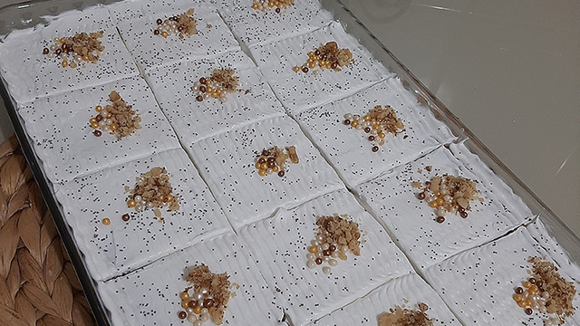 Hafif ve Lezzetli: Mor Haşhaşlı Krem Şantili Revani