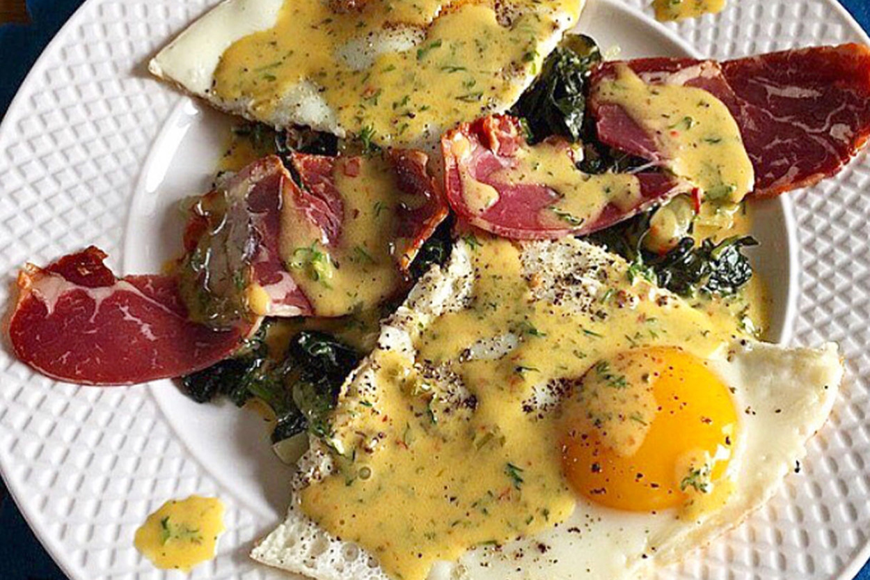 Kahvaltının Vazgeçilmezi Olacak: Hollandaise Soslu Göz Yumurta