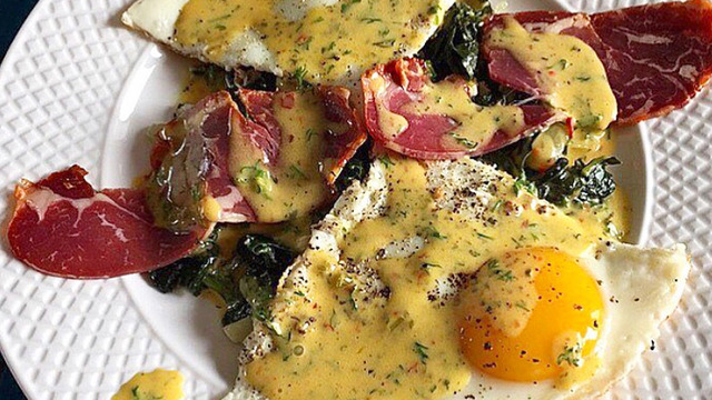 Kahvaltının Vazgeçilmezi Olacak: Hollandaise Soslu Göz Yumurta