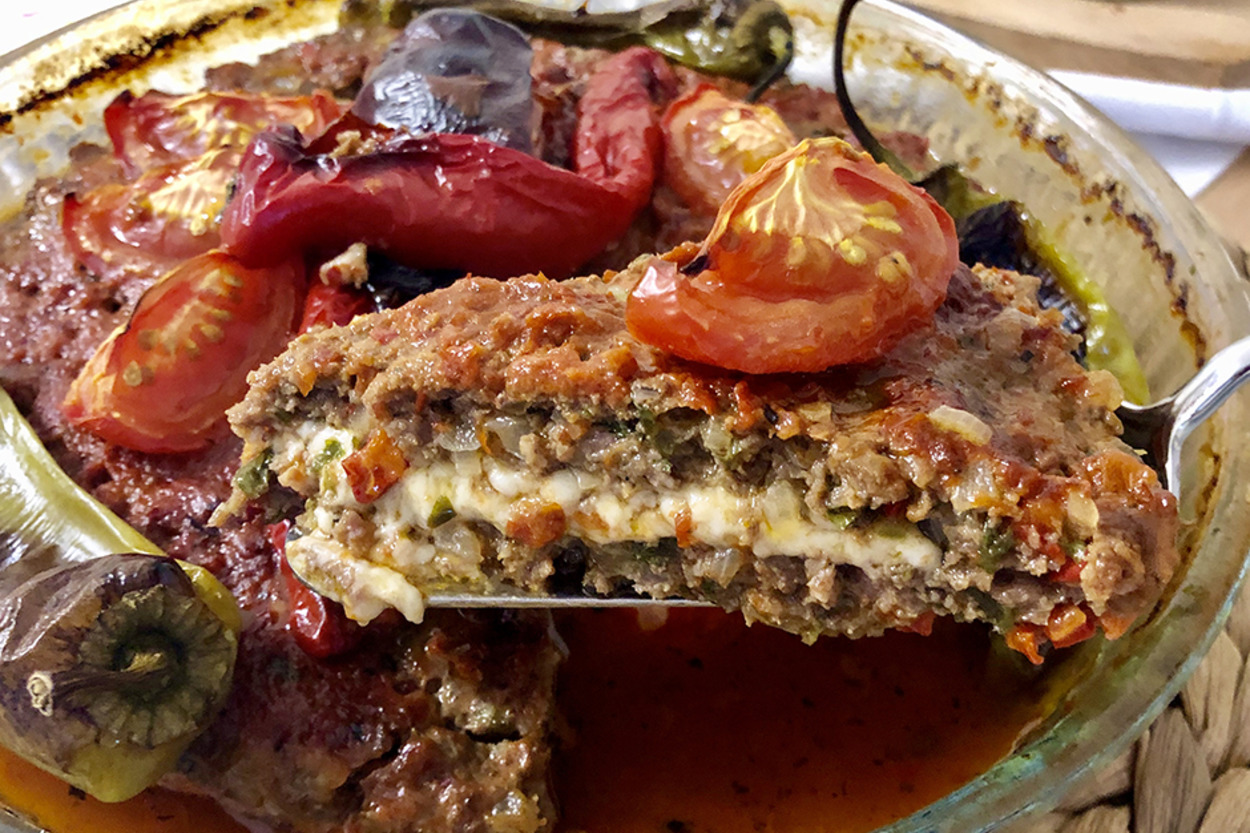 Tepsi Dolusu Lezzet: Kaşarlı Tepsi Kebabı