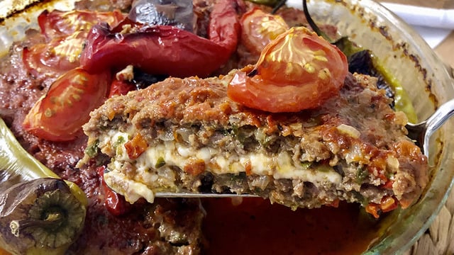 Tepsi Dolusu Lezzet: Kaşarlı Tepsi Kebabı