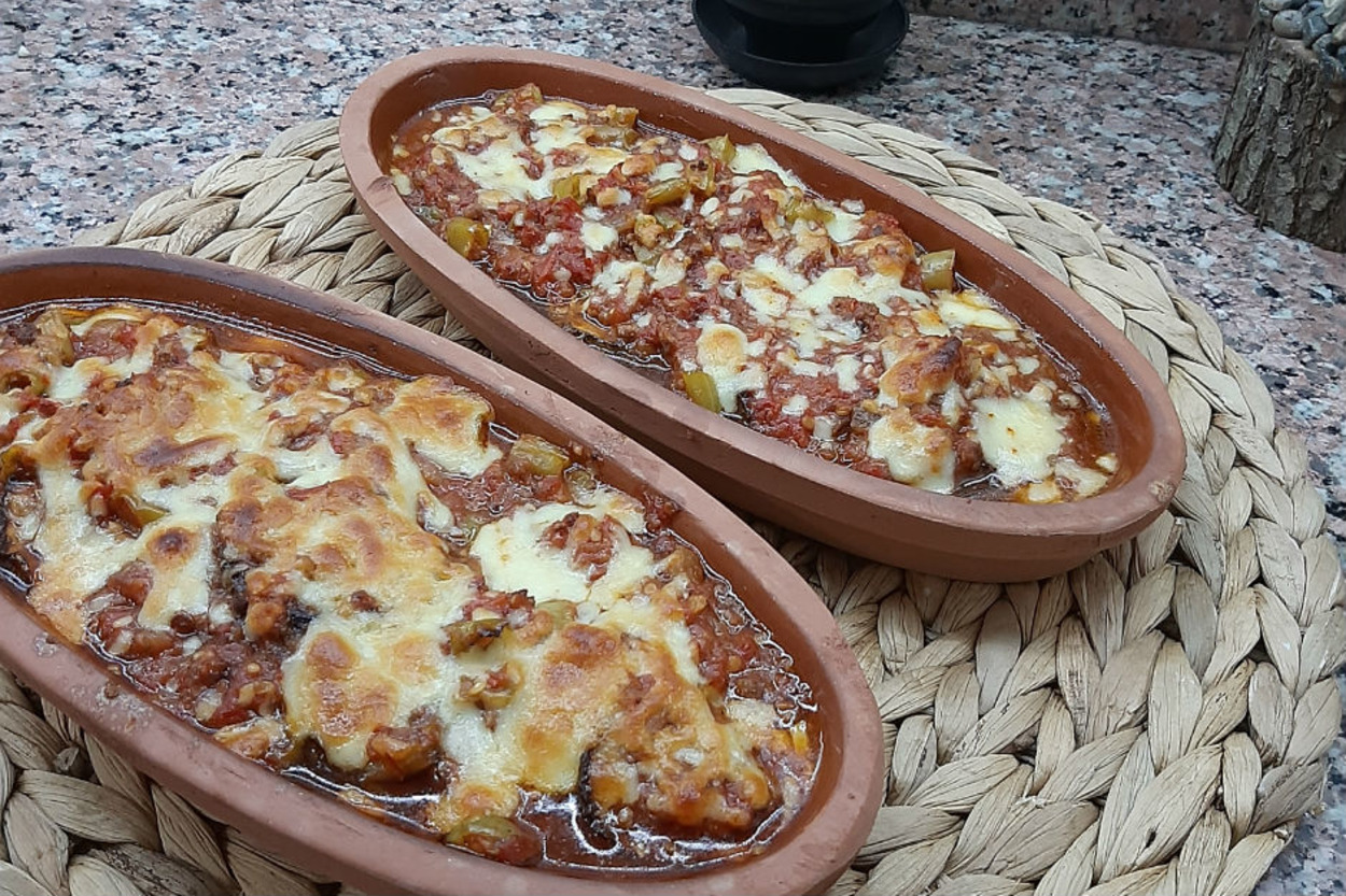 Güveçte Hazırlanan: Domates Soslu Kaşarlı Kabak