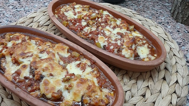 Güveçte Hazırlanan: Domates Soslu Kaşarlı Kabak