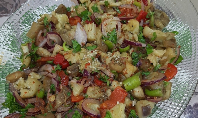 Yemekleri Tamamlar: Köz Patlıcan Salatası