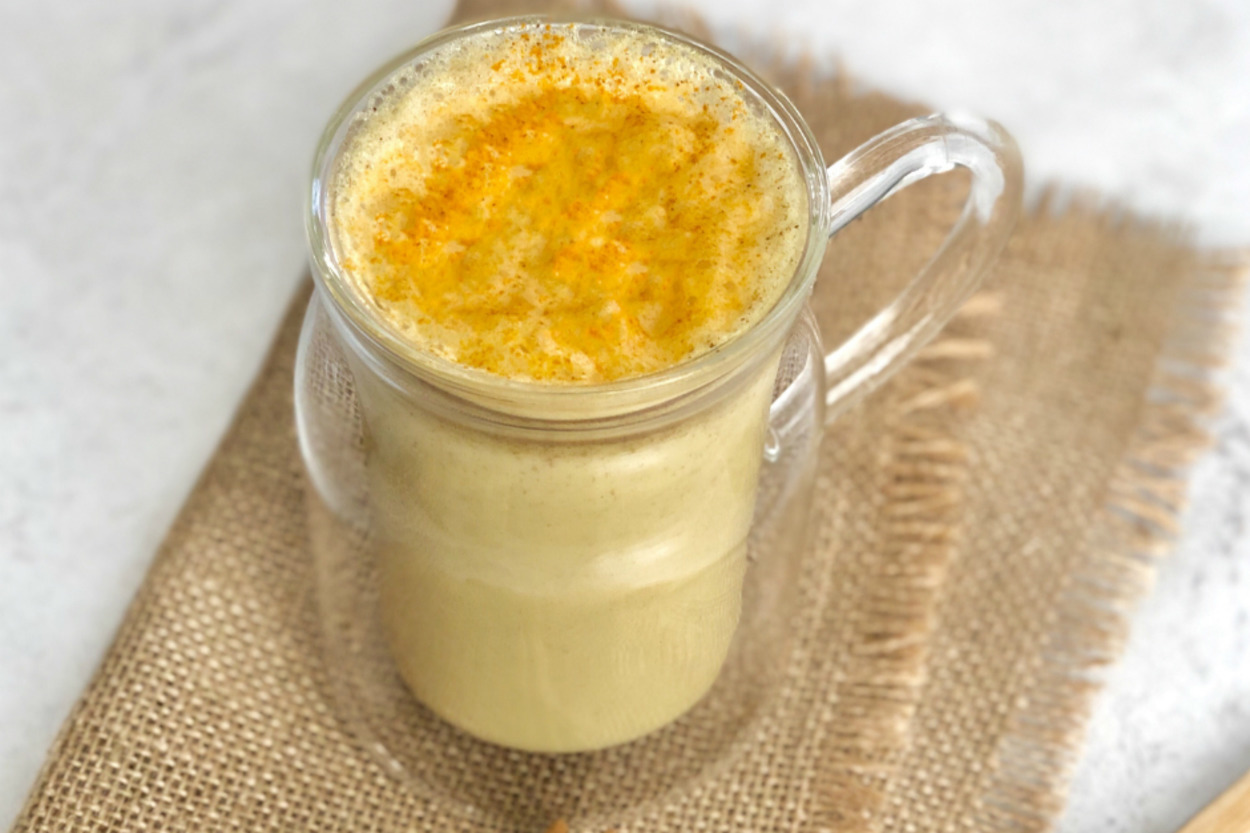 Golden Latte Diye de Bilinir: Altın Süt