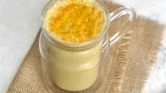 Golden Latte Diye de Bilinir: Altın Süt