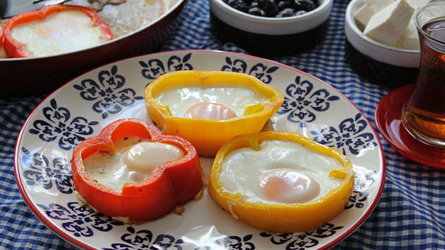 Tablo Gibi: Biber İçinde Yumurta