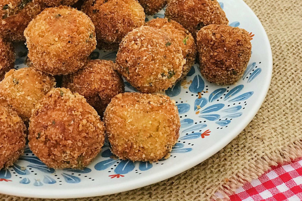 Yanında Tahin Sosuyla: Falafel (Nohut Köftesi)