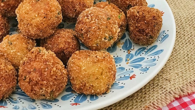 Yanında Tahin Sosuyla: Falafel (Nohut Köftesi)