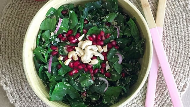 Nefis Sosuyla: Narlı Ispanak Salatası