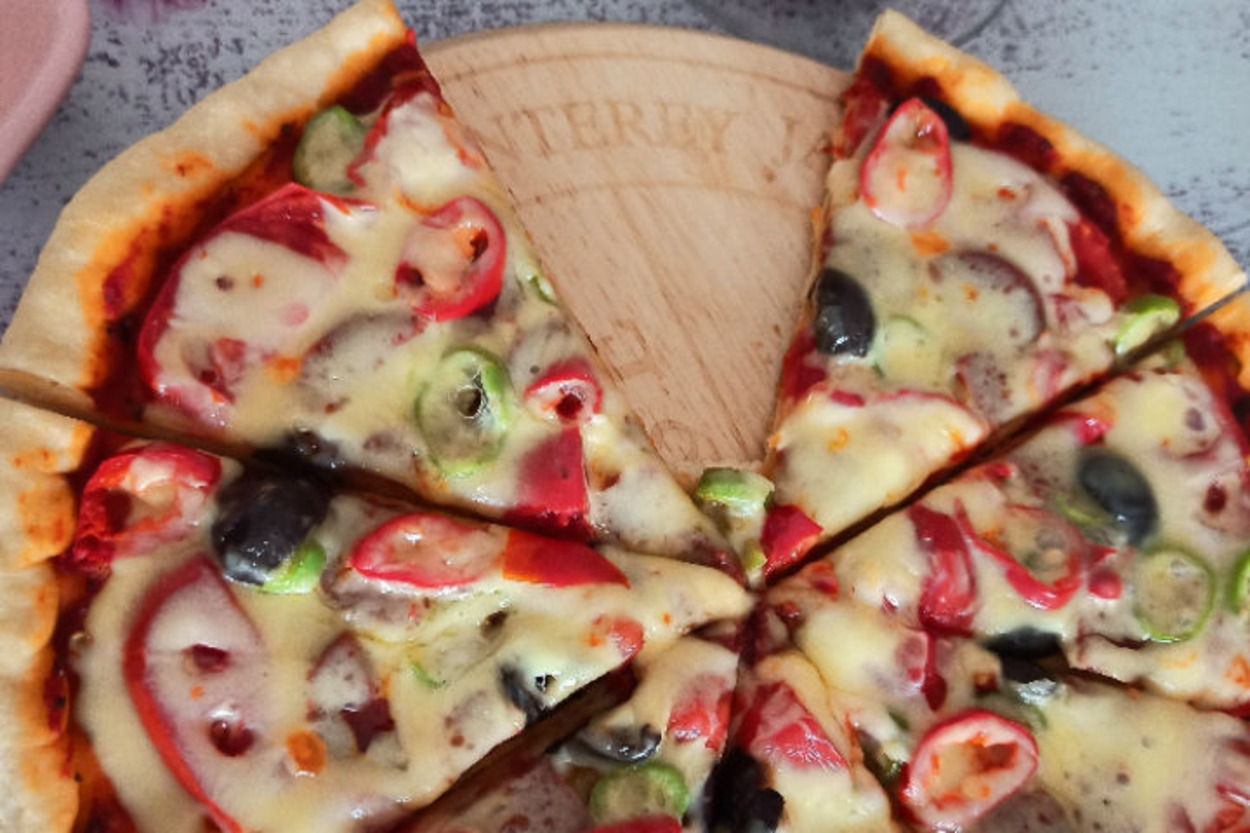 Bol Malzemeli: Tavada Mayasız Kolay Pizza