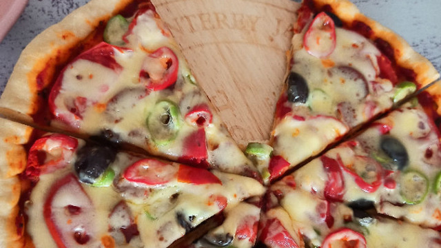 Bol Malzemeli: Tavada Mayasız Kolay Pizza