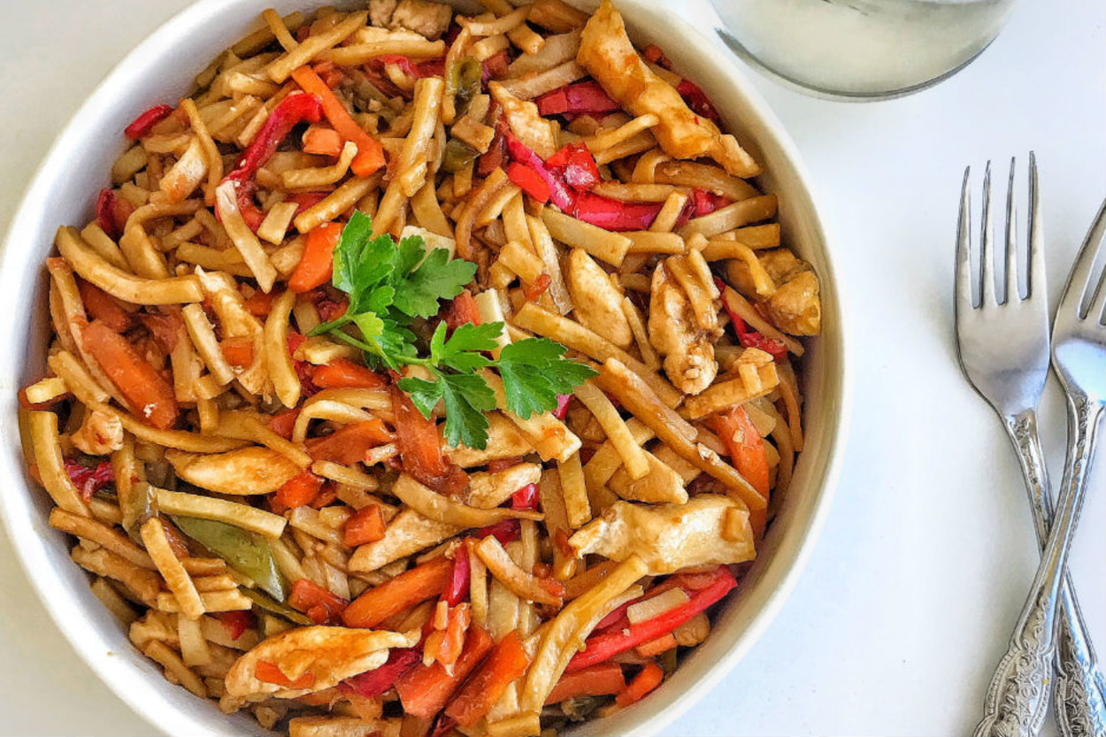Lezzetini Çok Seveceğiniz: Soya Soslu Tavuklu Sebzeli Erişte