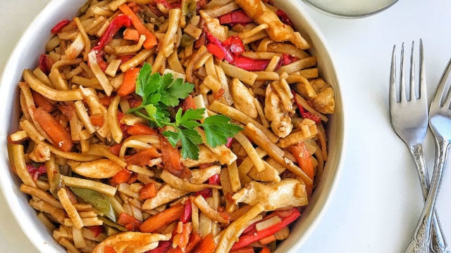 Lezzetini Çok Seveceğiniz: Soya Soslu Tavuklu Sebzeli Erişte