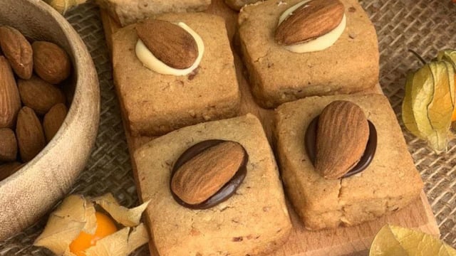 Enfes Kokusuyla: Bademli Kurabiye