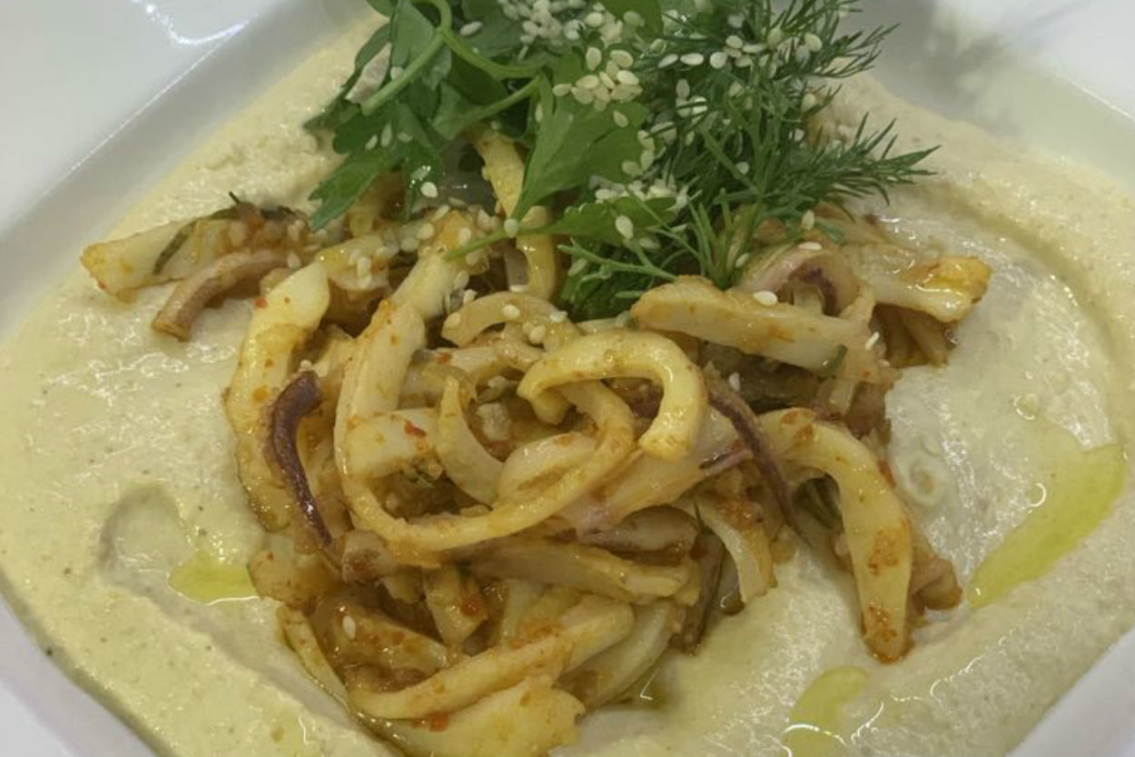 Harika Bir Öğün: Humus Tabanlı Kalamar Sote