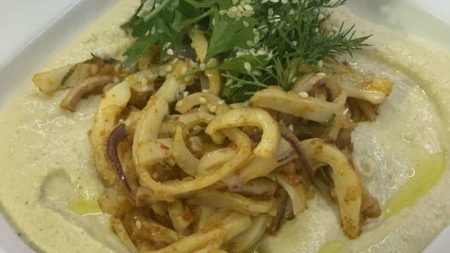 Harika Bir Öğün: Humus Tabanlı Kalamar Sote
