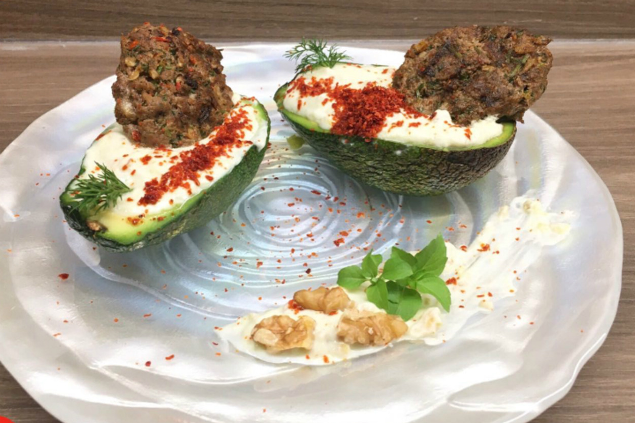 Enfes Sosuyla: Avokado Çanağında Köfte