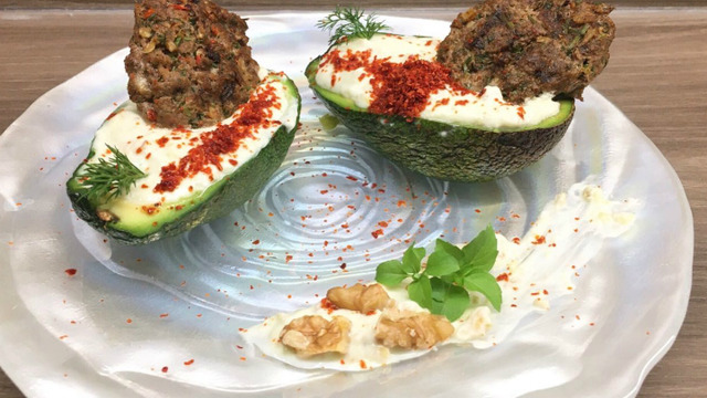 Enfes Sosuyla: Avokado Çanağında Köfte