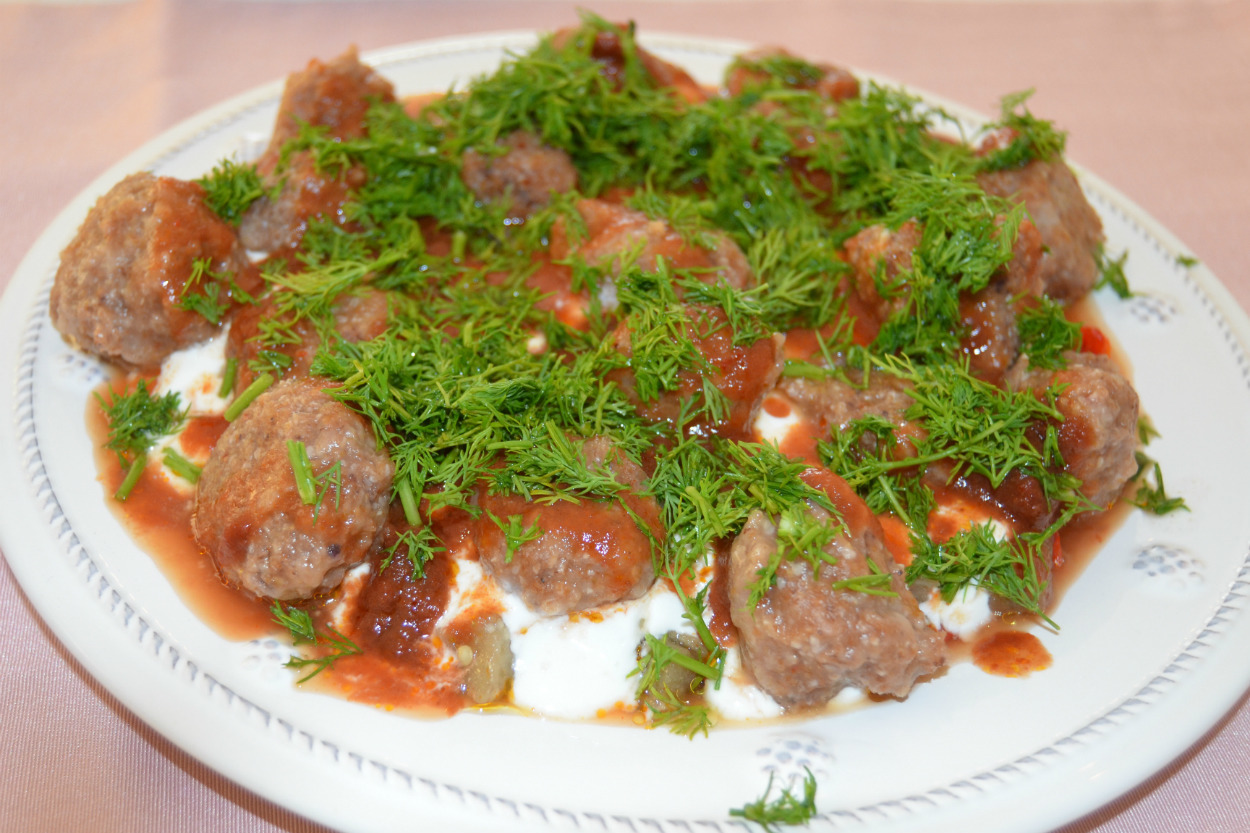 Patlıcan ve Biber Yatağında: Bulgur Köftesi