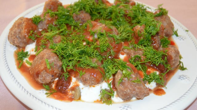 Patlıcan ve Biber Yatağında: Bulgur Köftesi
