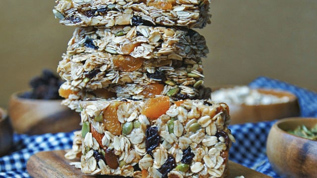 Sağlıklı Atıştırma Arayanlara: Kuru Meyveli Yulaf Vegan Bar