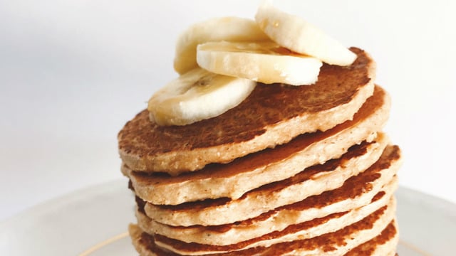 Tok Tutma Şampiyonu: Badem Sütlü Yulaf Kepekli Pancake