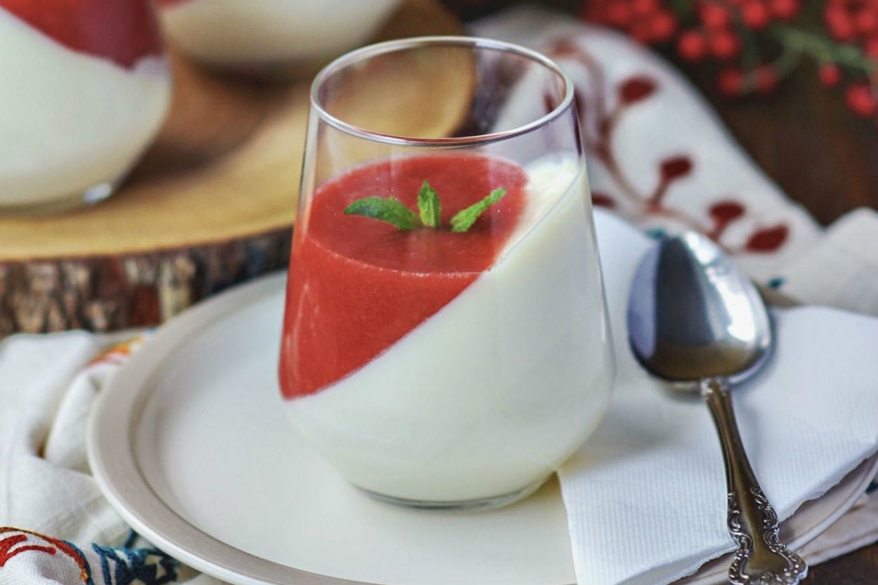 İtalyanların Klasik Tatlısı: Çilek Soslu Panna Cotta