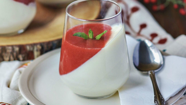 İtalyanların Klasik Tatlısı: Çilek Soslu Panna Cotta