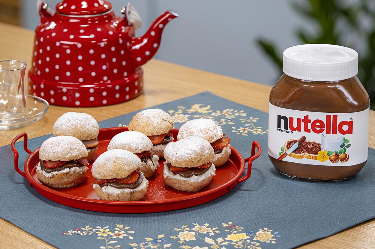 Gününüzü Güzelleştirmeye Geldi: Nutella'lı ve Çilekli Panini