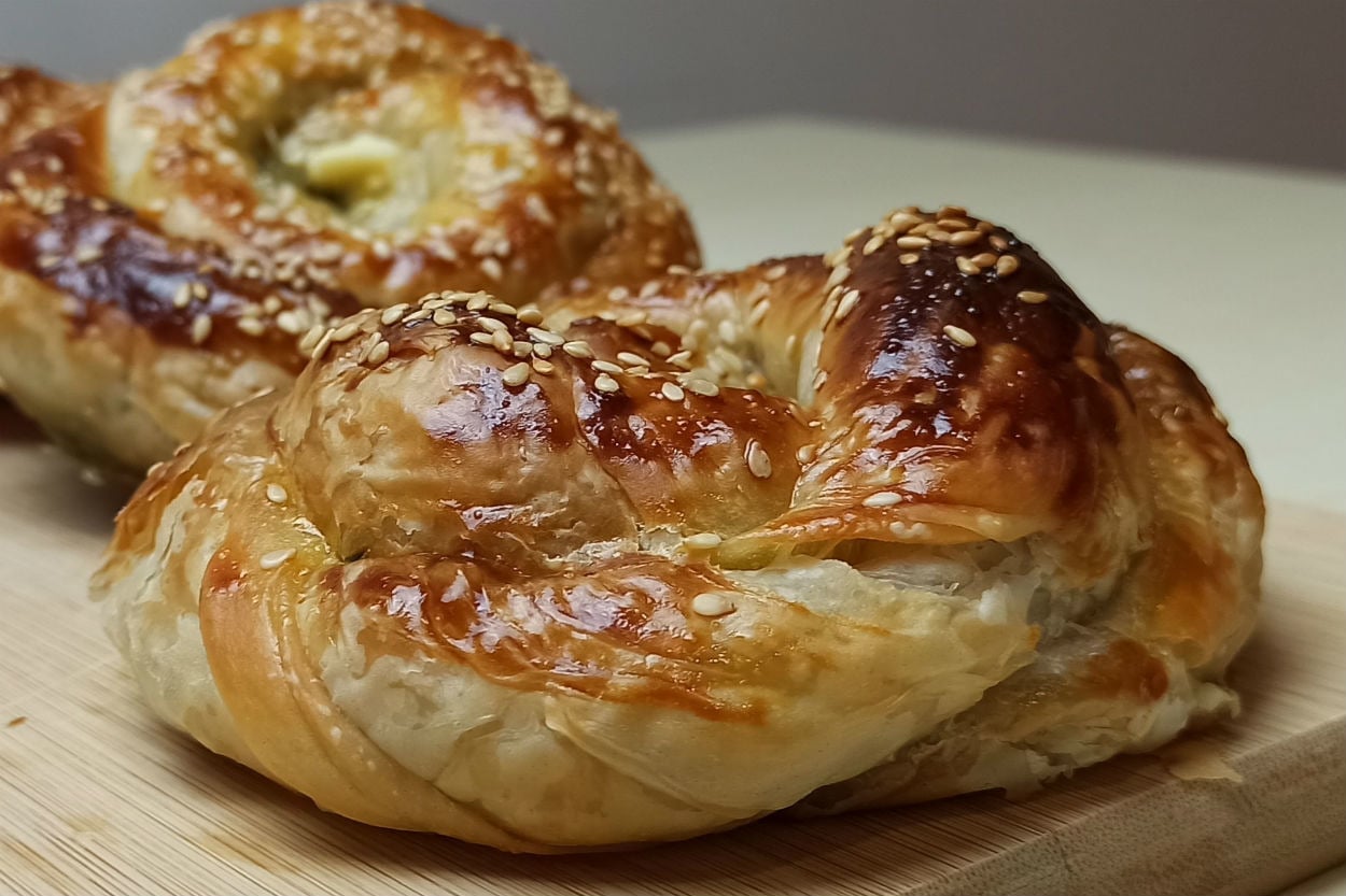 Hem de El Açması: Ispanaklı Gül Böreği