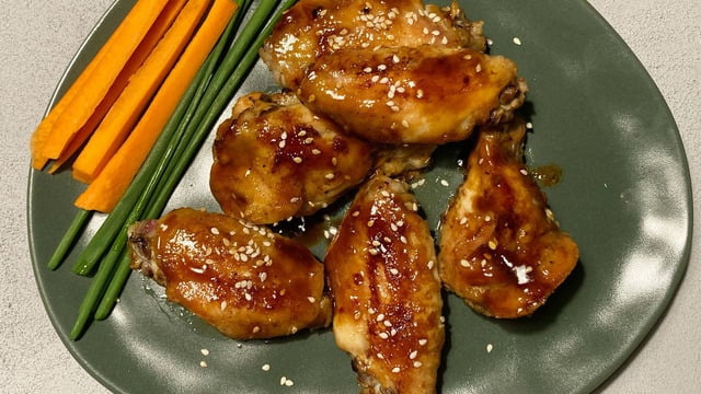 Yumuşacık Dokusuyla: Soslu Tavuk Kanatları